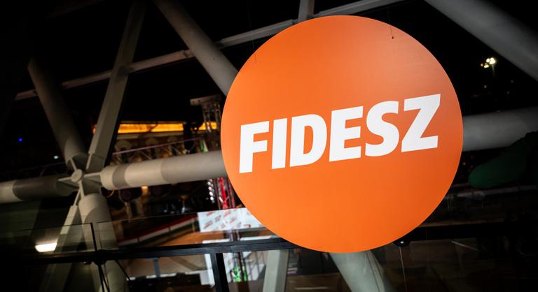 Üzent a Fidesz-frakció a Tisza Pártnak: kevesebb Facebook, jobb kormányzás