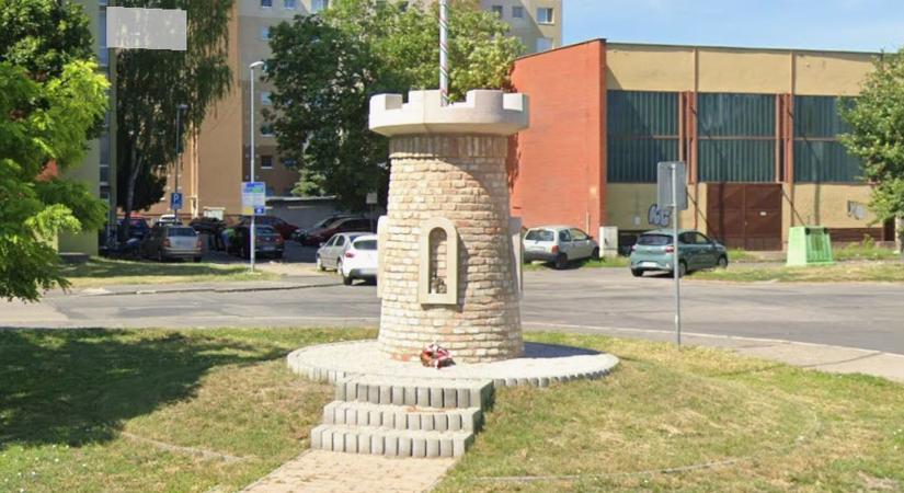 Hiába mentették fel a dunaszerdahelyi Nemzeti Összetartozás Emlékműve alkotóit, nem ért véget a vegzálásuk