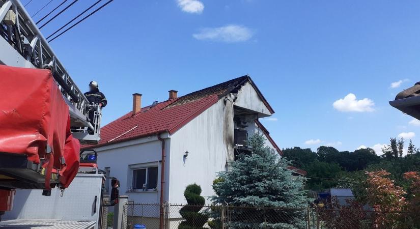 Öt cicát is mentettek a Mosonmagyaróváron kigyulladt családi házból