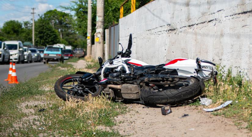Halálos motorbaleset történt Tétnél