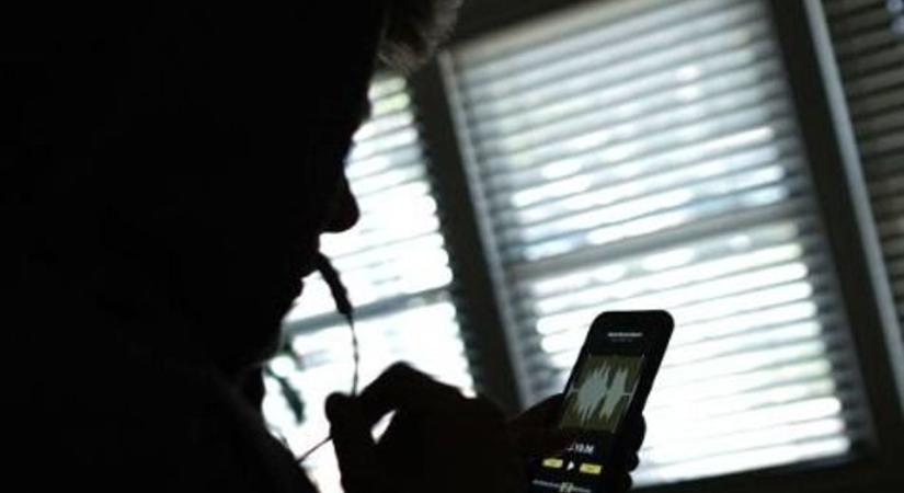 Rejtett diktafonnal figyelte felesége minden szavát az 56 éves férfi