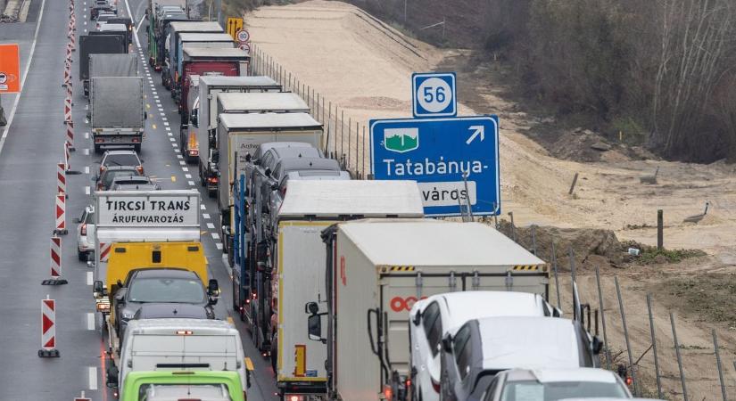 Megállt a forgalom az M1-esen: kilométeres kocsisor nő Tatabányánál
