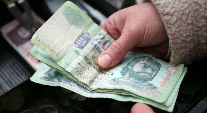Ketyeg az óra a régi, zöld, papír 200 forintosoknak: egyes ritka darabok százezreket, sőt milliókat is érhetnek