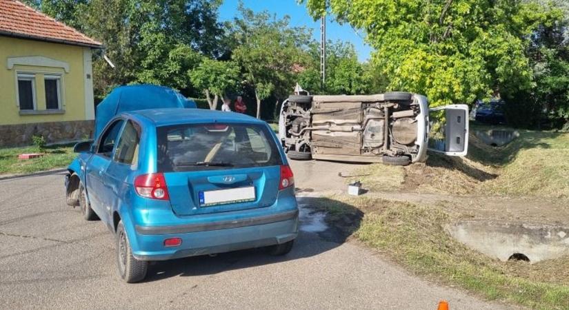 Felborult egy autó a miklósi kereszteződésben, fotókon mutatjuk a balesetet – galériával