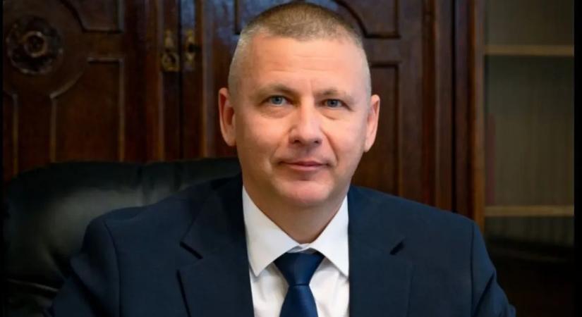 Ruszin-Szendi Romulusz szétosztja a pénzeket, leállítja a felújítást