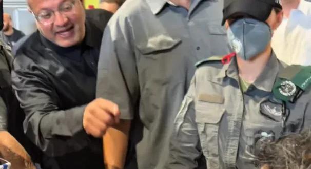 Izrael nemzetbiztonsági minisztere olyan videót posztolt, amin izraeli zászlót lengetve üvöltözik fogvatartott, földön térdelő aktivistákkal