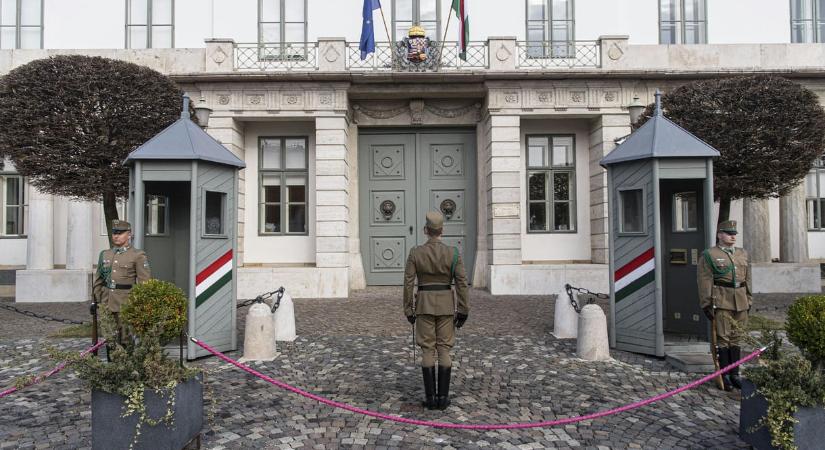 Sulyok Tamás érdekes időzítéssel tárja ki a Sándor-palota kapuit