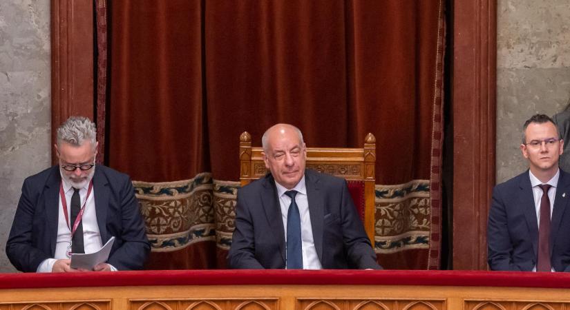 Magyar Péter újra felszólította Sulyok Tamást, hogy ne várjon, még ma hozza nyilvánosságra az elnöki kegyelmi ügy nála lévő dossziéját