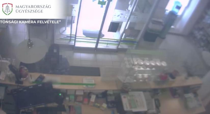 Ököllel ütötte a gyógyszertár üvegajtaját a soproni nő, nyugtatót akart - Videó!