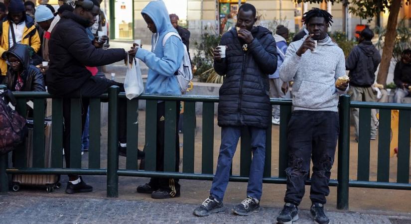 Fogynak az európaiak: továbbra is a migráció pörgeti az EU lakosság számát