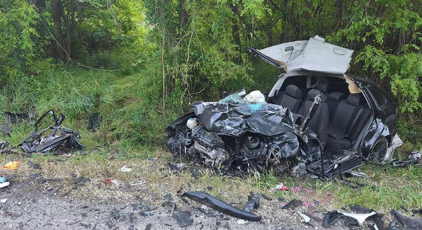 Frontális baleset Nagymaroson: az egyik sofőr a helyszínen meghalt
