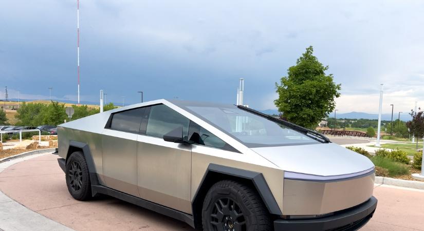 Túl komolyan vette a Tesla reklámját: szándékosan a tóba hajtott a Cybertruckkal, de csúnyán elakadt