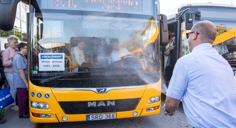 Egy különleges út érkezett a végállomására: nyugdíjba vonul 33 év után a jenői csuklósbusz királya (galéria  videó)