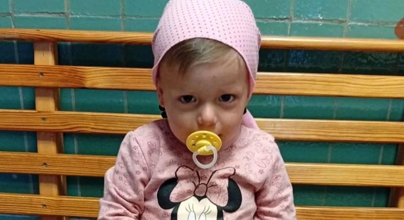 „Felcsillant a remény, de a harcnak még nincs vége” – Újabb betegséggel kell szembenéznie az agydaganattal küzdő 3 éves Jázminnak