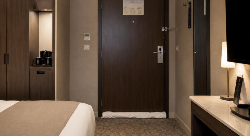 Törölköző a hotelszoba ajtaja alatt: pofonegyszerű trükk a nagyobb biztonságért