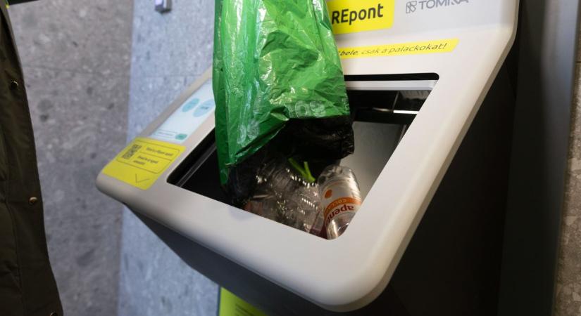 Érdekes csellel csapta be a MOHU-automatákat egy áruházi dolgozó: óriási összeget szerzett a visszaváltott palackokkal