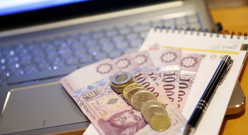 Erősödött a forint reggelre az euróval és a dollárral szemben