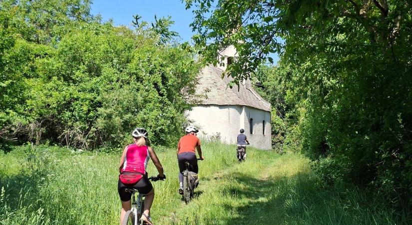 A Bakony bővelkedik rejtélyes helyekben, mutatunk egy szellemfalut az erdő közepén