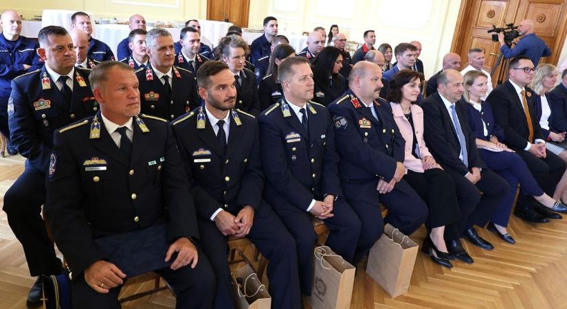 Rendkívüli pillanatok a komáromi Városházán: nem mindennapi elismerést kaptak a város őrei