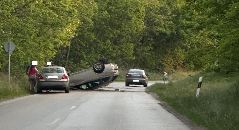 Baleset a szabolcsi szakaszon! Feje tetején állt meg egy autó!
