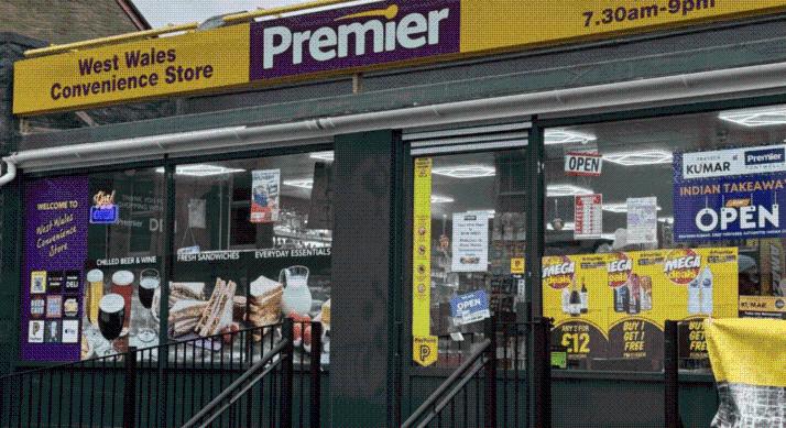 Nagy dobásra készül a Tesco? – Budapesten indította el a brit Premier kisbolthálózatot