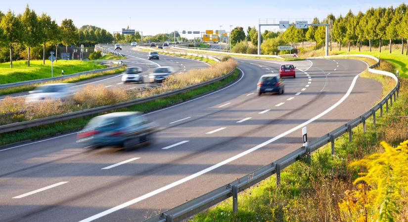 Az országút mellett hagyta magára a kisgyerekeit – vizet, kekszet és váltóruhát készített oda nekik