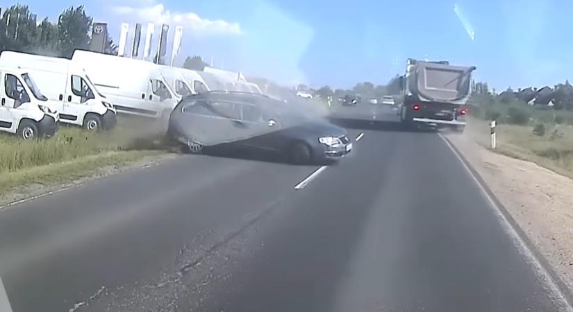 Tehetetlenül sodródott át az autós az út túloldalára - videón a rémisztő baleset