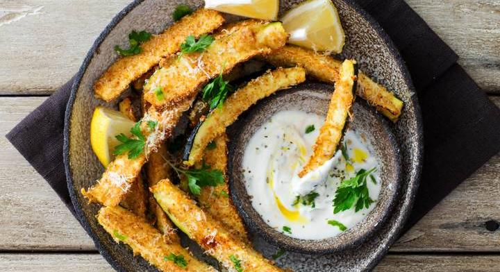 Aranybarnára sült cukkinihasábok: parmezánbunda roppan rajta