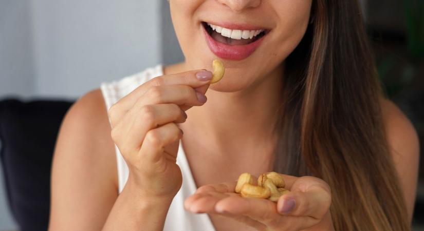 Ezt kevesen tudják a kesudióról: veszélyes lehet, ha így fogyasztjuk