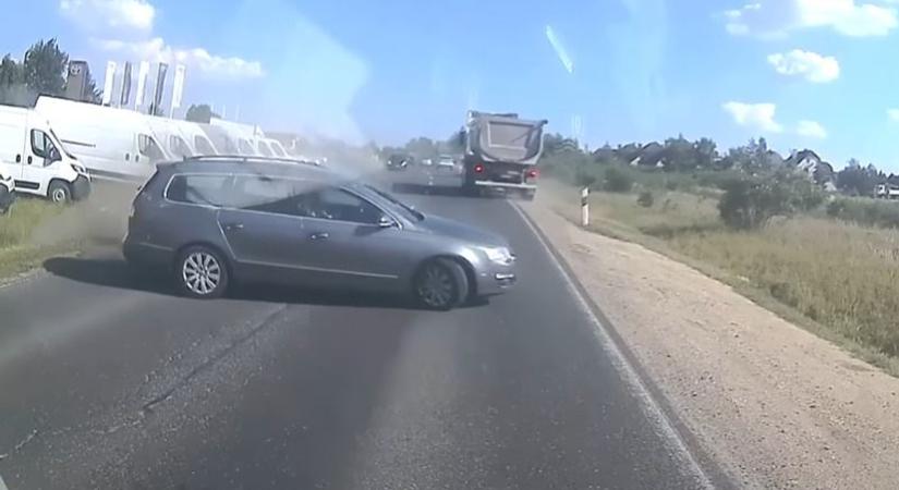 Szemből érkezett az autós, pillanatokon múlt a tragédia - Videó!
