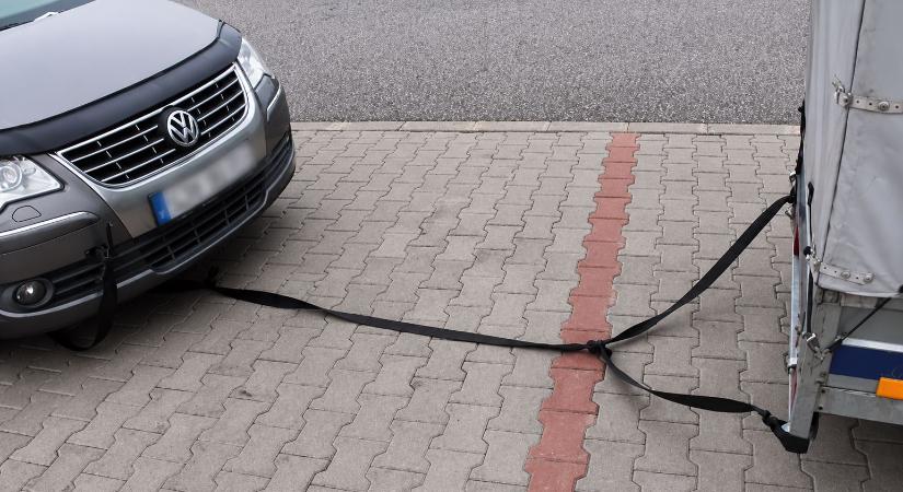 Biztonsági övvel vontattak az M35-ösön