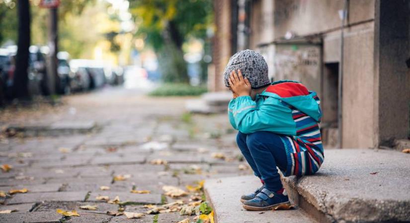 Az út mellett hagyta kiskorú gyermekeit az anya: végül itt találtak rá