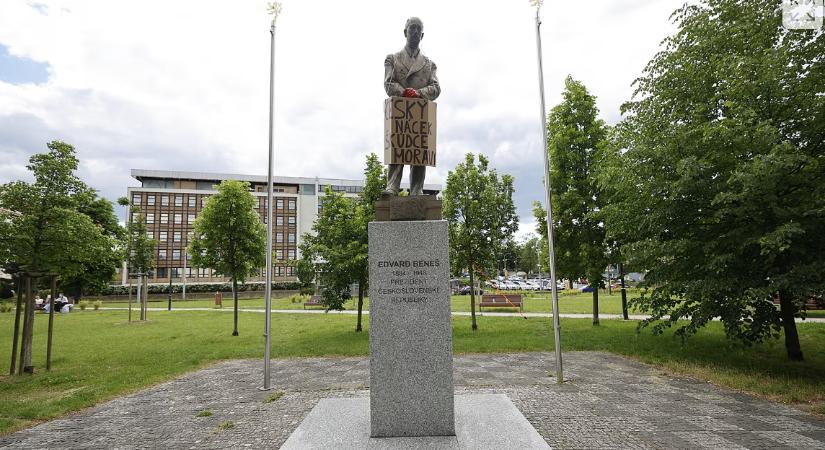 Vér színű festék tapad Eduard Benes szoborkezéhez