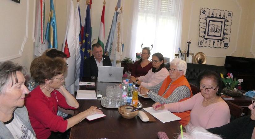 Titokzatos egyeztetés zajlott zárt ajtók mögött – összeült a tanács Abonyban
