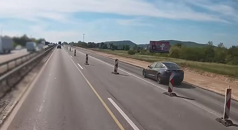 Veszélyes előzés az M1-esen: a Tesla sofőrje nem bírt magával - videó
