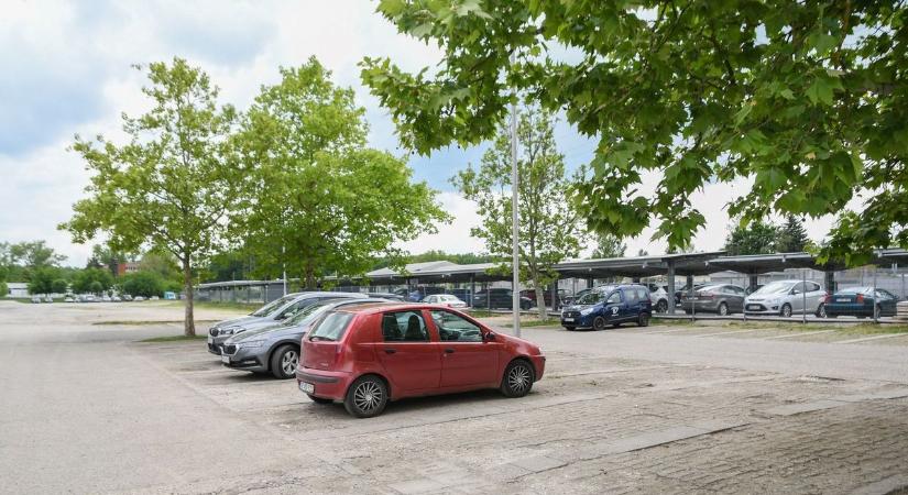 Száz új parkolóhely épül a Sportcentrum előtt