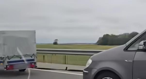 Horrorkaraván: utánfutóhoz csomózott biztonsági övvel, 100 km/ó sebességgel vontattak egy lerobbant autót a sztrádán - videó
