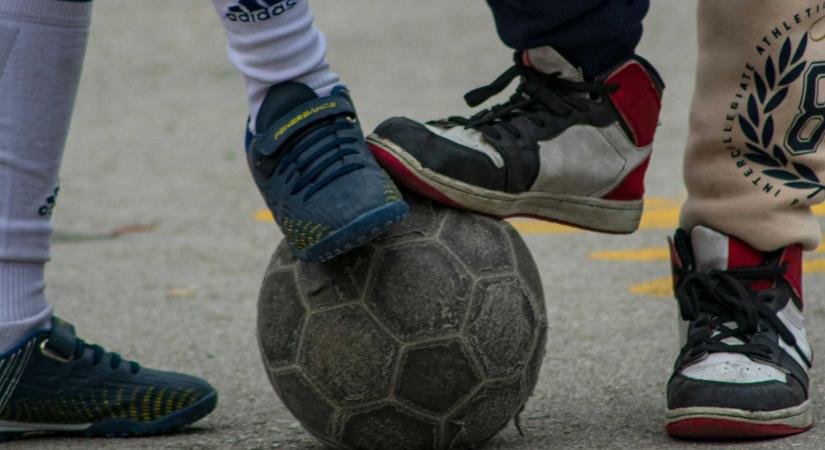 Őrizetbe vették a férfit, aki rálőtt a labdázó gyerekek szüleire