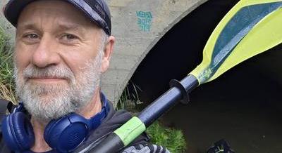 3 éve kihagyta, most megcsinálta: felfújható kajakkal evezett át Rákosrendező alatt a kerékpárosklub elnöke