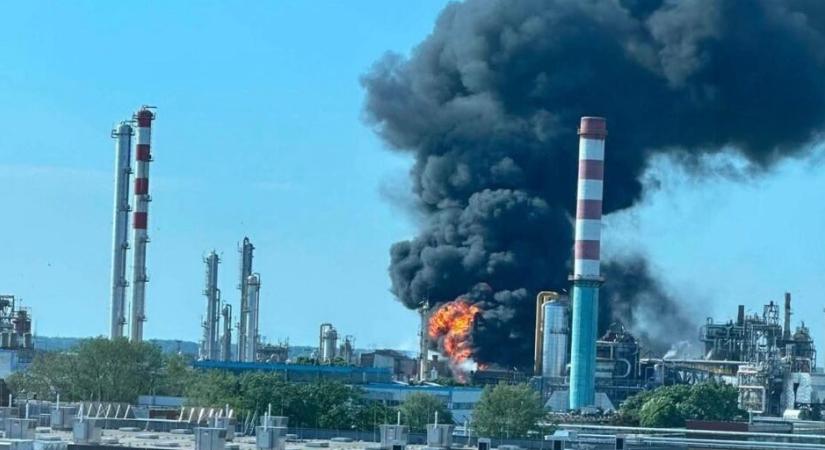Fáklyaszerűen lángol a megsérült vezeték a MOL üzemében