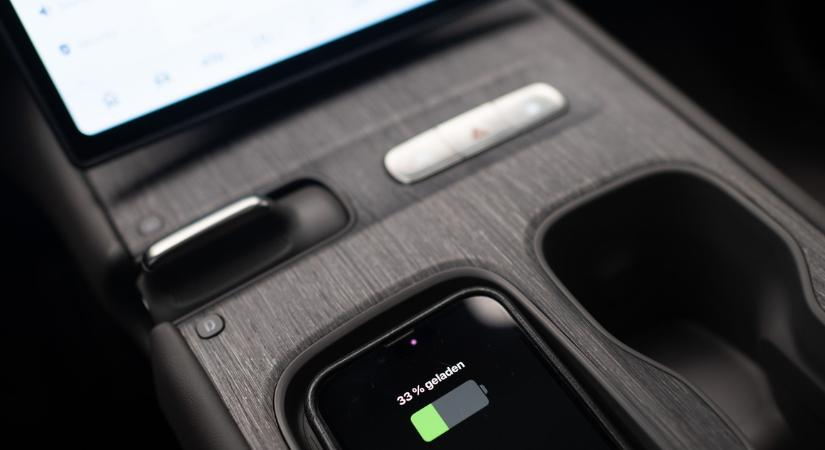 Kinyiffanhat az akkumulátor: nem jó ötlet vezeték nélkül tölteni a telefont az autóban