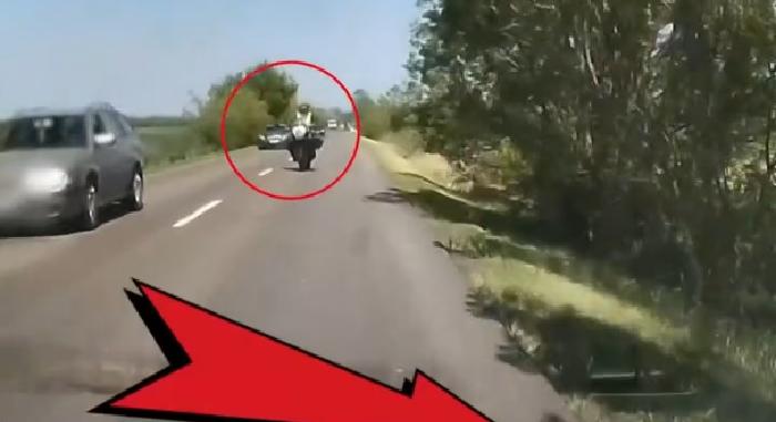 Motoros miatt halt meg az autós, a kamera mindent felvett