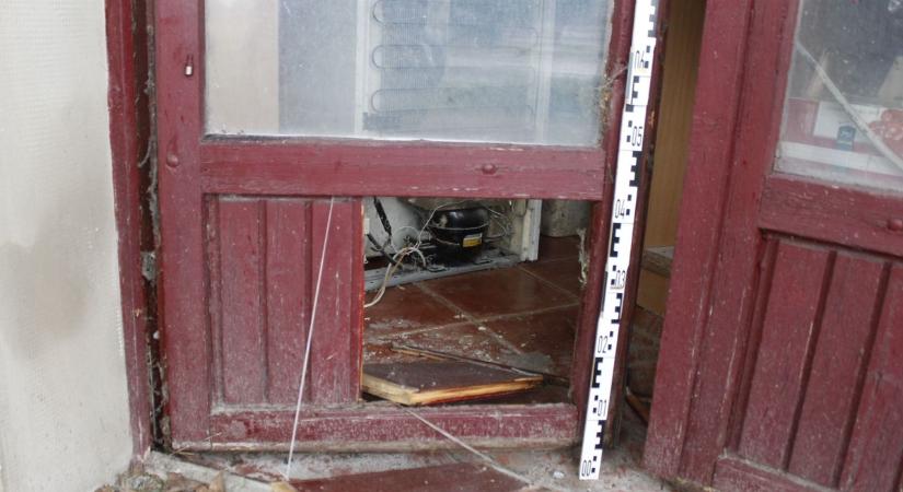 Térfigyelő kamera buktatta le a férfit - betörte a pizzéria ajtaját, lopni ment