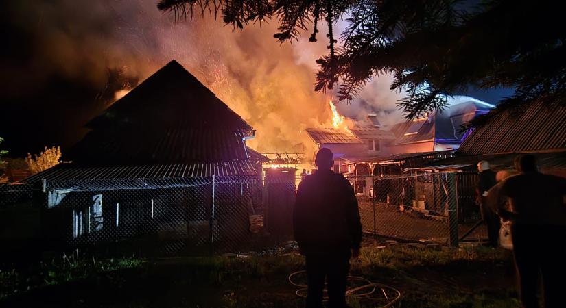 Tűz Maroshévízen: egész éjszaka dolgoztak a lángok megfékezésén