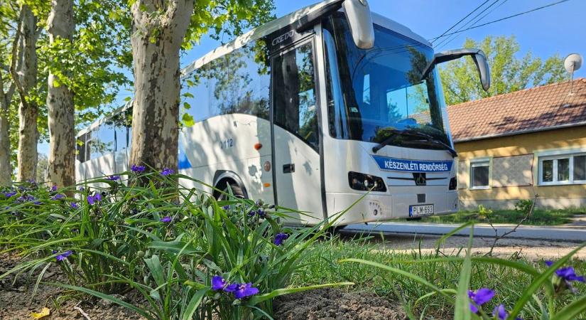 Napok óta ugyanott áll egy rejtélyes rendőrségi busz, az önkormányzat humorosan tisztázta a helyzetet