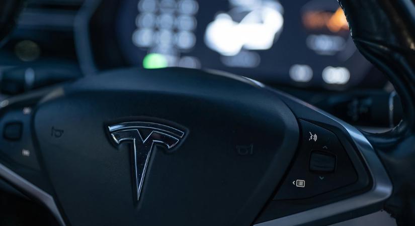 Önvezető Tesla tartotta az úton és életben a merevrészeg sofőrt: a rendőrök kreatívan intézkedtek