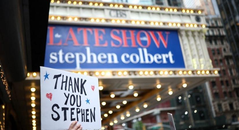 „Végre annyi Colbert-nek a CBS-nél” - Donald Trump belerúgott Stephen Colbert-be, a Late Show nem önszántából leköszönt műsorvezetőjébe