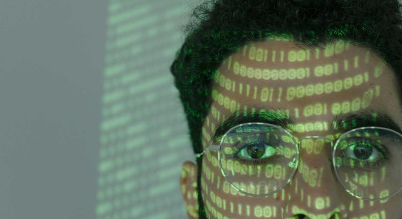 Kitől tanult a megfigyelőállamot építő „román Palantir”?