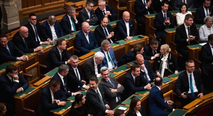 Alig kezdődött el a parlamenti munka, a Fidesz máris végrehajtott egy sor cserét a bizottságokban