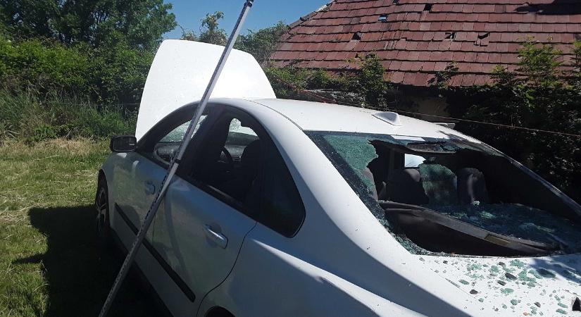 Lopott lapáttal tört-zúzott otthon